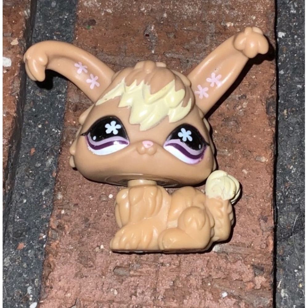 Hasbro Littlest Pet Shop LPS 631 Tan Angora Bunny Rabbit Flower Eye Figure 2007
